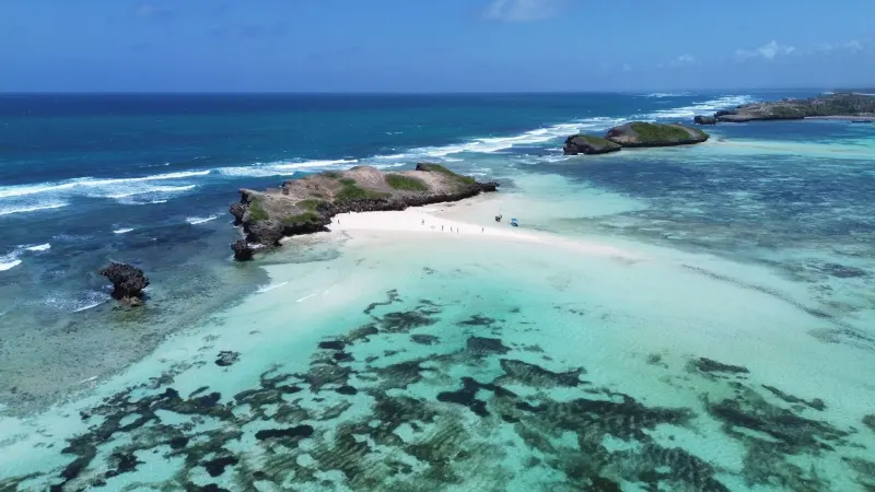 The turquoise lagoon and islets of 7 Islands Beach