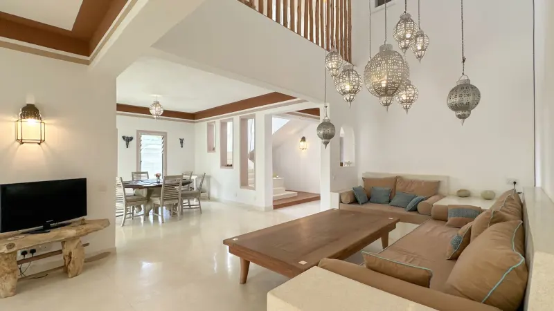 Living and dining space flowing towards the garden