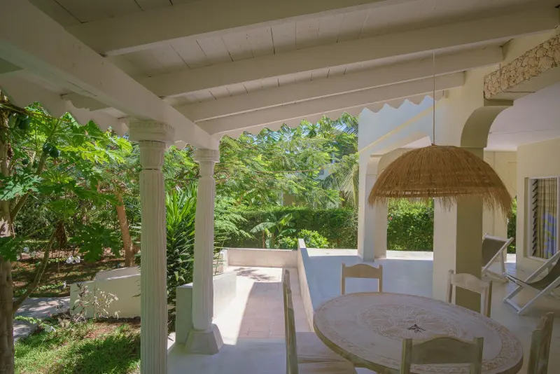 Outdoor dining under the pergola